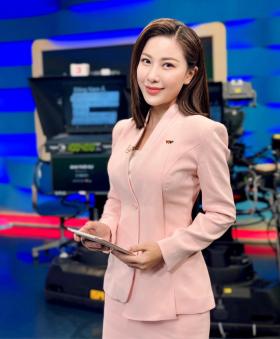 Sắc vóc xinh đẹp của MC Quỳnh Hoa VTV ghi hình 7 tiếng trong tâm bão Yagi