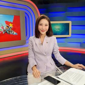 Sắc vóc xinh đẹp của MC Quỳnh Hoa VTV ghi hình 7 tiếng trong tâm bão Yagi