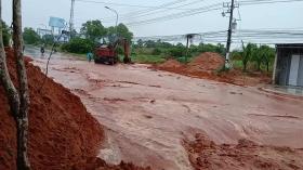 Lũ cát đỏ tràn xuống đường nối Phan Thiết - Mũi Né 