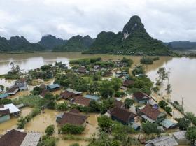  Bất ngờ cuộc sống ở &quot;Làng du lịch tốt nhất thế giới&quot; Tân Hóa trong cảnh ngập lụt