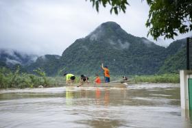  Bất ngờ cuộc sống ở &quot;Làng du lịch tốt nhất thế giới&quot; Tân Hóa trong cảnh ngập lụt