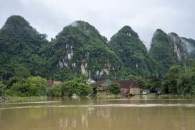  Bất ngờ cuộc sống ở &quot;Làng du lịch tốt nhất thế giới&quot; Tân Hóa trong cảnh ngập lụt