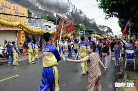 Sáng nay giữa những cơn mưa, Cần Giờ làm lễ đưa rước Nghinh Ông cầu mưa thuận gió hòa  第20张