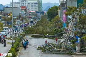 Quốc lộ 18 ở Quảng Ninh bị &quot;đứt đoạn&quot; do cột điện gãy đổ hàng loạt  第4张