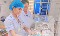  Nam bác sĩ đỡ đẻ bên lề đường cho sản phụ, dùng chỉ khâu váy cắt dây rốn 