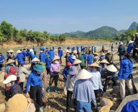  Thanh niên Lào Cai cào đất, bốc đá, thồ hàng khắc phục hậu quả bão lũ 第3张