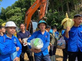  Thanh niên Lào Cai cào đất, bốc đá, thồ hàng khắc phục hậu quả bão lũ 第10张