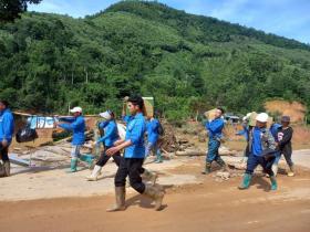  Thanh niên Lào Cai cào đất, bốc đá, thồ hàng khắc phục hậu quả bão lũ 第9张