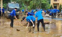  Thanh niên Lào Cai cào đất, bốc đá, thồ hàng khắc phục hậu quả bão lũ 第15张