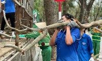  Thanh niên Lào Cai cào đất, bốc đá, thồ hàng khắc phục hậu quả bão lũ 第17张