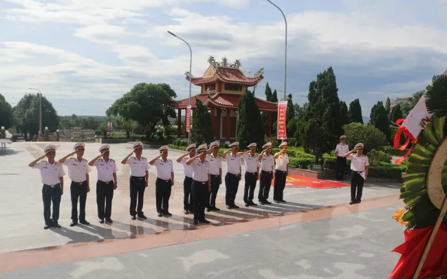 Vùng 3 Hải quân tổ chức nhiều hoạt động đền ơn đáp nghĩa nhân ngày Thương binh - Liệt sĩ