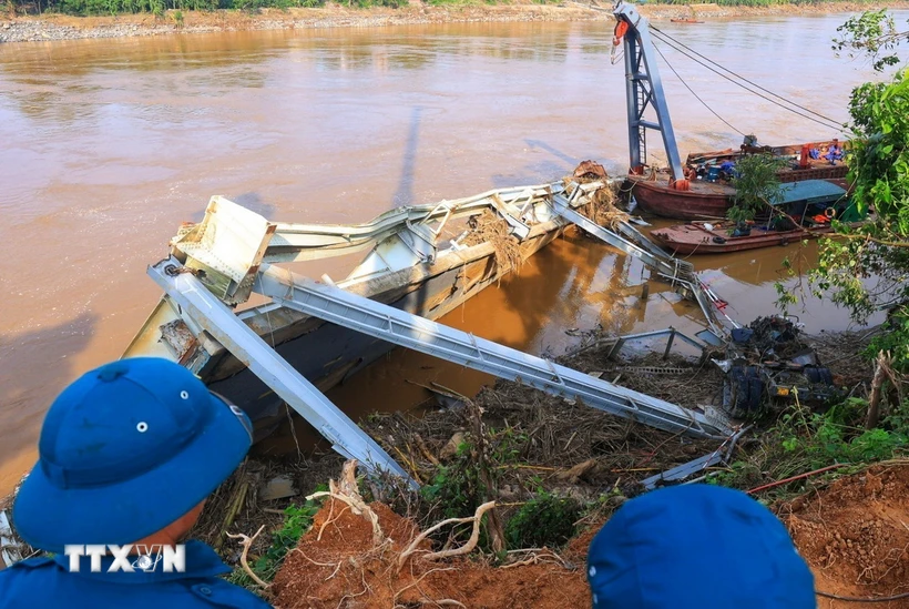  Tìm thấy thi thể nạn nhân thứ 4 trong vụ sập cầu Phong Châu 