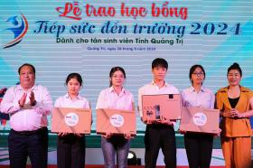 Từ học bổng Tiếp sức đến trường, tân sinh viên Tình Thương được trao tặng tình thương