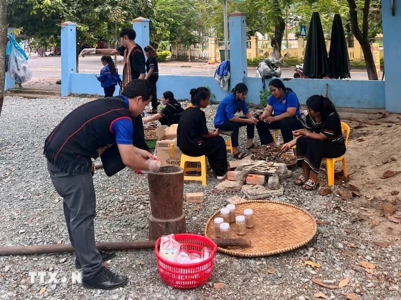  Những hũ cá khô nghĩa tình của thanh niên Raglai Khánh Vĩnh gửi đồng bào vùng lũ 