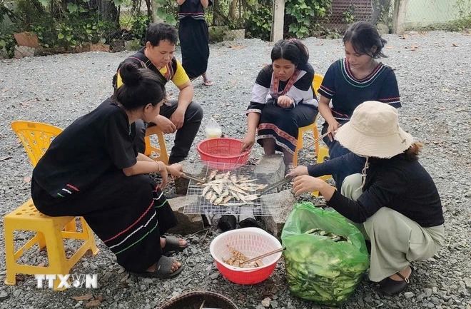  Những hũ cá khô nghĩa tình của thanh niên Raglai Khánh Vĩnh gửi đồng bào vùng lũ 