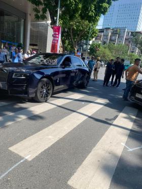 Hà Nội: Rolls-Royce Ghost móp cửa sau vụ va chạm với Hyundai Kona, tiền sửa dễ đủ mua Kona  第3张