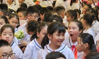  Xe bán tải cán chết học sinh trong sân trường; Cơm giáo viên chỉ có 2 miếng chả 