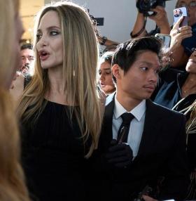  Angelina Jolie tìm bác sĩ thẩm mỹ cho Pax Thiên 