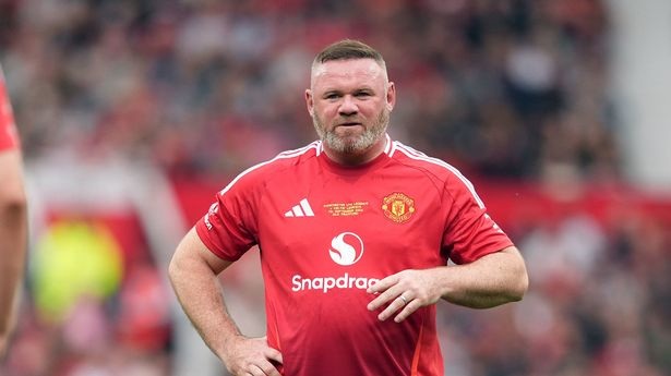 Wayne Rooney mang &quot;bụng bia&quot;, gây sốt với siêu phẩm đá phạt ở Old Trafford