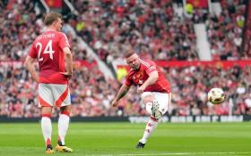 Wayne Rooney mang &quot;bụng bia&quot;, gây sốt với siêu phẩm đá phạt ở Old Trafford