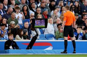 VAR &quot;ở lại&quot; Premier League với tỷ lệ phiếu ủng hộ cao bất ngờ