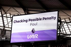 VAR &quot;ở lại&quot; Premier League với tỷ lệ phiếu ủng hộ cao bất ngờ