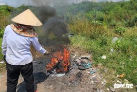 Ven đường quận 12 trở thành 'bãi rác công cộng', địa phương nói sẽ mau chóng kiểm tra