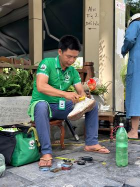 Thợ đánh giày tìm khách qua điện thoại, thu nhập tiền triệu mỗi ngày  第2张