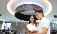  VN-Index &apos;hụt hơi&apos; trước mốc 1.300 điểm 