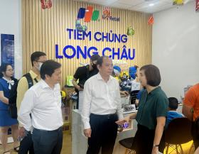 &quot;Con đưa sắp nhỏ đi tiêm sởi miễn phí ở Long Châu chưa?&quot;  第3张