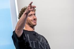 Vượt mặt Jeff Bezos, Mark Zuckerberg trở thành người giàu thứ 2 thế giới