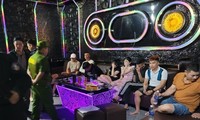  Hàng chục cảnh sát đột kích quán Karaoke - Massage G7 lúc rạng sáng 