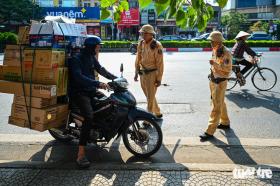 Chở hàng cồng kềnh trên phố Hà Nội, nhiều tài xế bị xử phạt đều nói vì mưu sinh