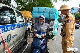 Chở hàng cồng kềnh trên phố Hà Nội, nhiều tài xế bị xử phạt đều nói vì mưu sinh