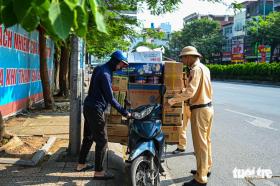 Chở hàng cồng kềnh trên phố Hà Nội, nhiều tài xế bị xử phạt đều nói vì mưu sinh