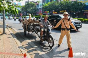 Chở hàng cồng kềnh trên phố Hà Nội, nhiều tài xế bị xử phạt đều nói vì mưu sinh