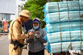 Chở hàng cồng kềnh trên phố Hà Nội, nhiều tài xế bị xử phạt đều nói vì mưu sinh