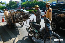 Chở hàng cồng kềnh trên phố Hà Nội, nhiều tài xế bị xử phạt đều nói vì mưu sinh