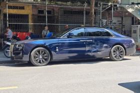 &quot;Biệt thự di động&quot; Rolls-Royce Ghost bị đâm móp cửa trên phố Hà Nội