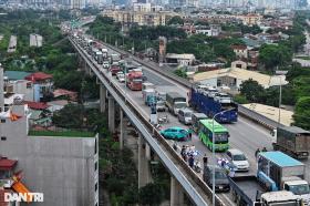 Hà Nội: Bốn ô tô va chạm trên cầu Thăng Long, ùn tắc kéo dài nhiều cây số  第1张