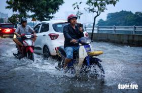 Nâng nền đường Trần Xuân Soạn quận 7, chủ đầu tư nói  nhà dân sẽ không 'biến thành hầm'