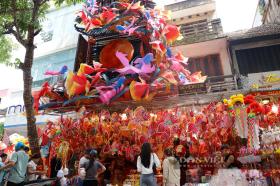 Tiểu thương phố Hàng Mã chơi lớn, đầu tư gần 300 triệu đồng lắp dàn đèn cá chép cao 3 tầng nhà