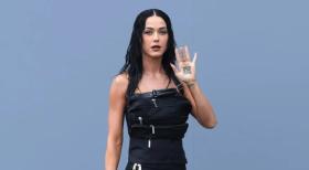 Katy Perry diện váy làm từ túi hành lý 