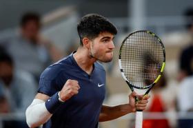 Carlos Alcaraz khởi đầu thuận lợi ở Roland Garros