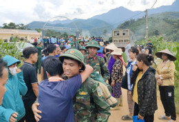 Nước sông Hồng ở Lào Cai lên nhanh, nhiều máy móc mắc kẹt