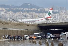 Israel tấn công sân bay Beirut, cảnh báo máy bay Iran không được hạ cánh