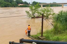 Giải cứu người đàn ông trượt chân rơi xuống sông bị cuốn trôi 2km  第2张