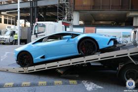 Đi siêu xe Lamborghini nhưng nhận tiền trợ cấp thất nghiệp  第1张