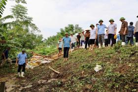 Thanh Hóa: Đê bối bị thấm, 200 cán bộ, chiến sỹ và người dân thần tốc vá, hàn  第4张