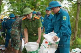 Thanh Hóa: Đê bối bị thấm, 200 cán bộ, chiến sỹ và người dân thần tốc vá, hàn  第5张